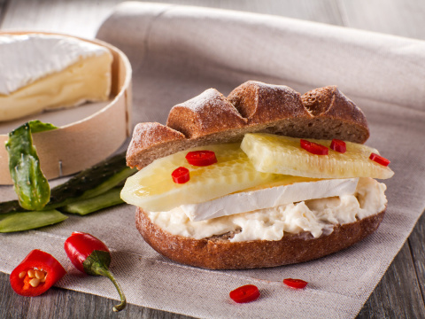 Bezglutenowa bułka "TRZY ZIARNA" Lady Baker na zakwasie z ziarnami dyni, słonecznika i siemienia lnianego, wegańska Bezglutenowa bułka "TRZY ZIARNA" Lady Baker na zakwasie z ziarnami dyni, słonecznika i siemienia lnianego, wegańska