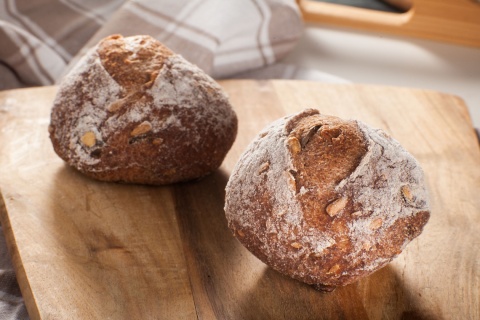 Bezglutenowa bułka "TRZY ZIARNA" Lady Baker na zakwasie z ziarnami dyni, słonecznika i siemienia lnianego, wegańska Bezglutenowa bułka "TRZY ZIARNA" Lady Baker na zakwasie z ziarnami dyni, słonecznika i siemienia lnianego, wegańska