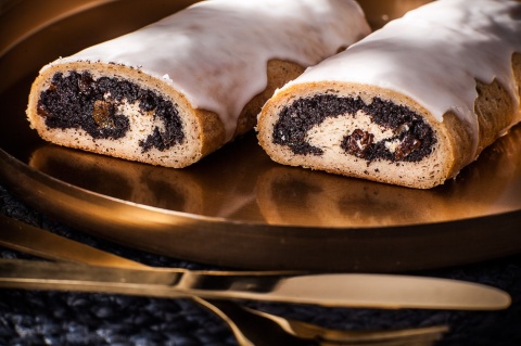 Bezglutenowy MAKOWIEC ZAWIJANY Lady Baker z niebieskim makiem, miodem, żurawiną i mini rodzynkam